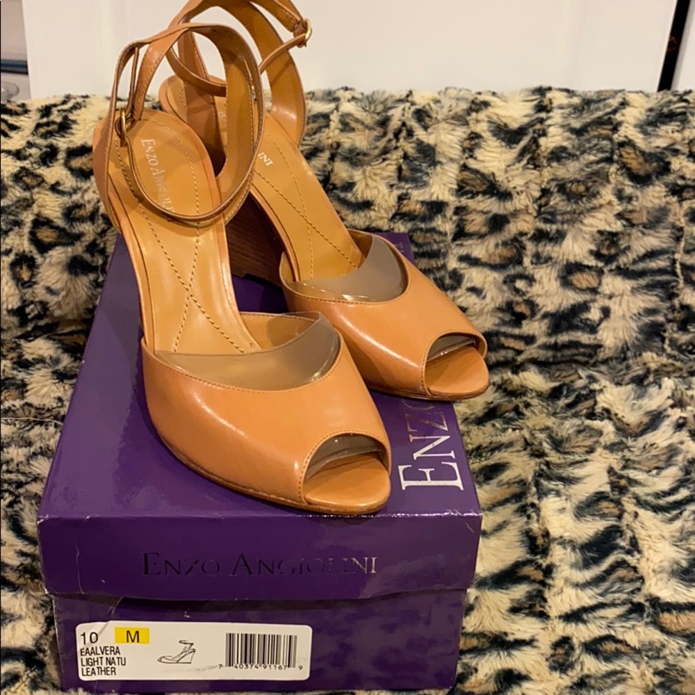 Wedge sandal.